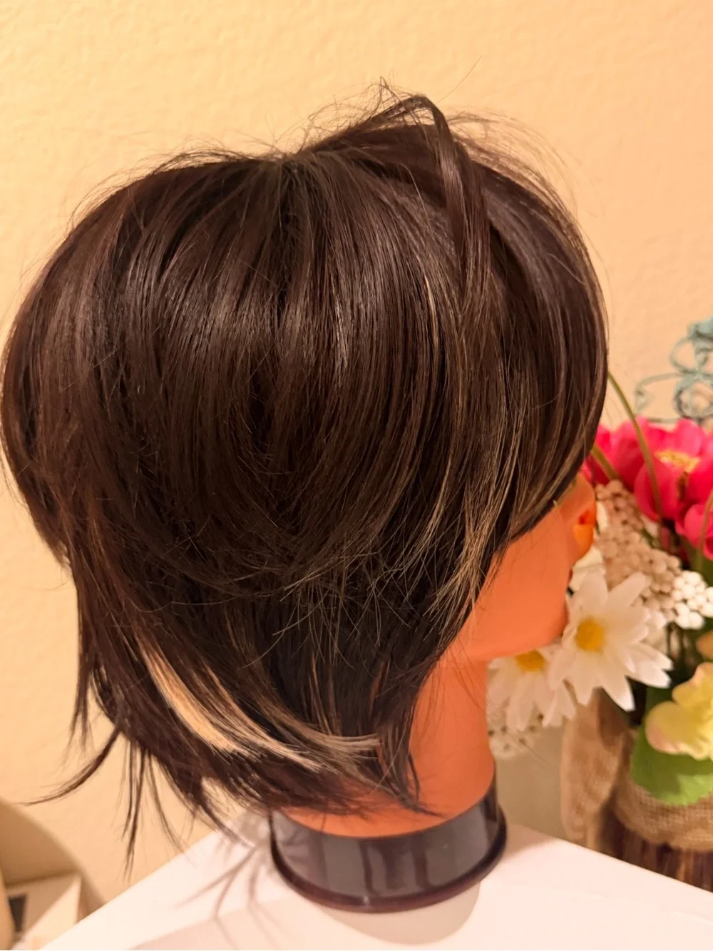 Short Layered Women’s Wig with Dark Brown Base and Blonde Highlights
